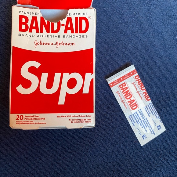 One ☝🏼 Supreme band-aid - Picture 4 of 4